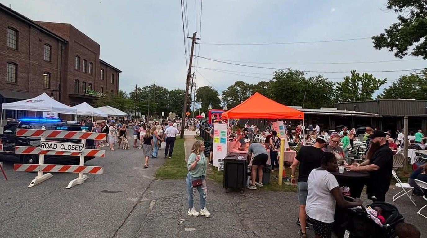The Oak Street Summer Jam crowd